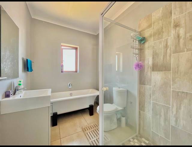 2 BEDROOM TOWNHOUSE FOR SALE IN BLUE HILLS